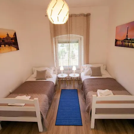 With Two Sleeping Rooms, Pets Willkommen *