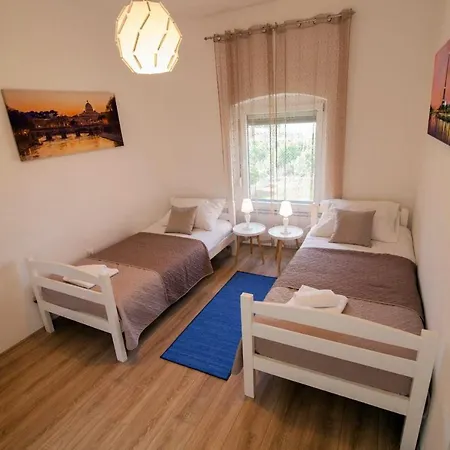 With Two Sleeping Rooms, Pets Willkommen * Pula