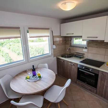 Tatil Evi With Two Sleeping Rooms, Pets Willkommen Pula
