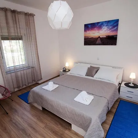 With Two Sleeping Rooms, Pets Willkommen *